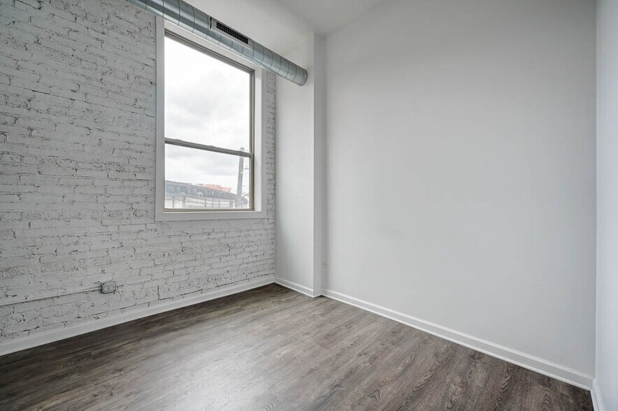 Building Photo - 932 W Dakin St