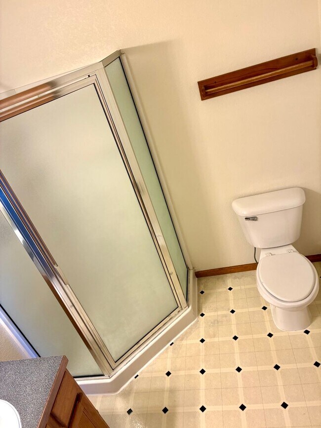 Building Photo - Beautiful 3 bedroom, 2 and 2-1/2 bath Townhome with 2 car attached garage and Finished Basement w...