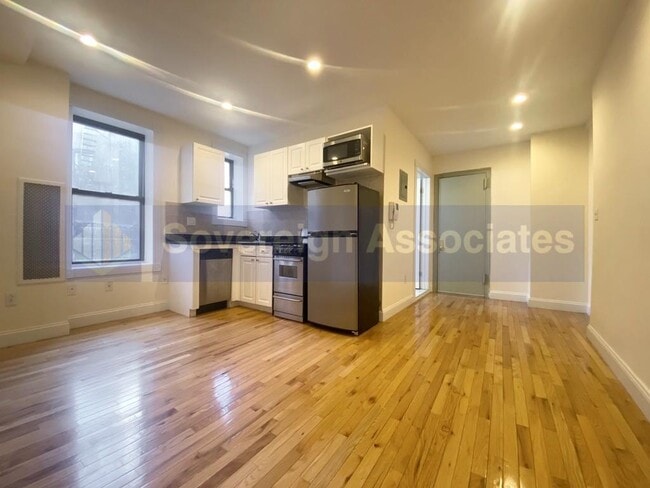 Building Photo - 250 W 99th St