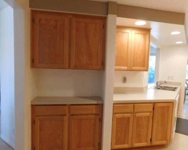 Building Photo - 3Bd/2Ba Single Story House- For viewing!
