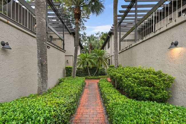 Building Photo - First floor 2/2 condo in Winter Park