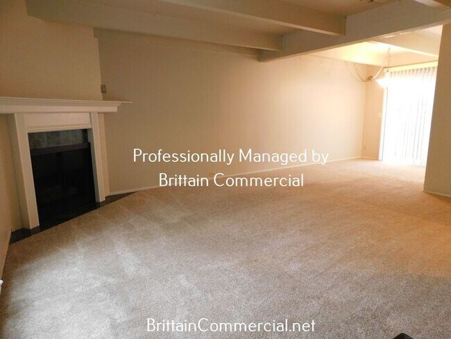 Building Photo - Spacious 2 Bedroom 1.5 Bath Townhouse Apar...