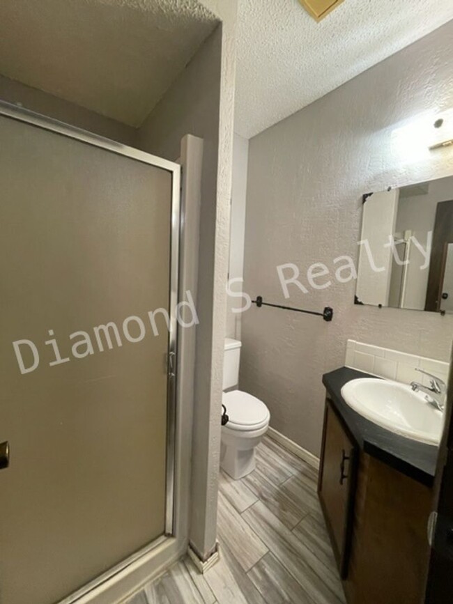 Building Photo - Charming 3 Bedroom Home Available Early July!