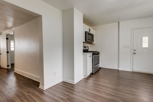 Building Photo - Available JUNE 2026 - 1 Bed w/ off street parking, beautiful view