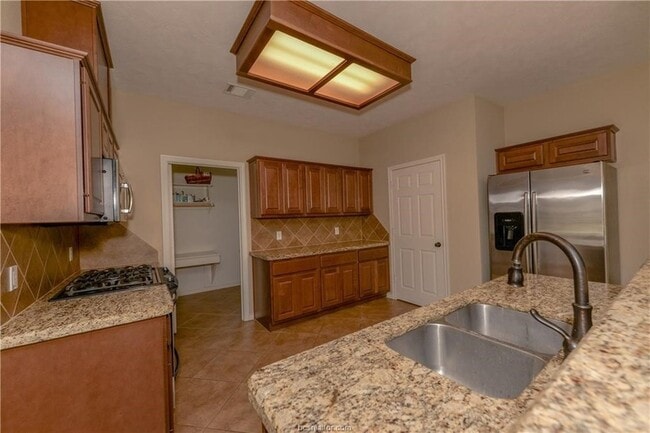 Building Photo - 1011 Emerald Dove Ave