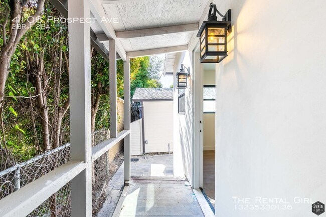 Building Photo - Newly Re-Imagined 2 Bed/ 2 Bath Backhouse ...