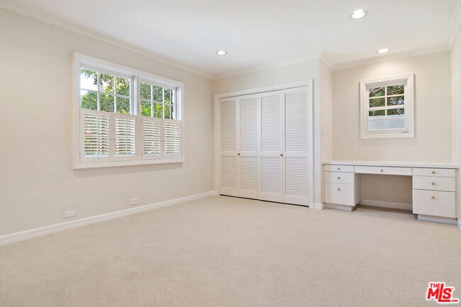 Building Photo - 360 Alma Real Dr