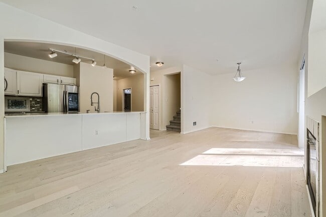 Building Photo - Gorgeous 3 Bed 2.5 Bath Condo @ The Desira...