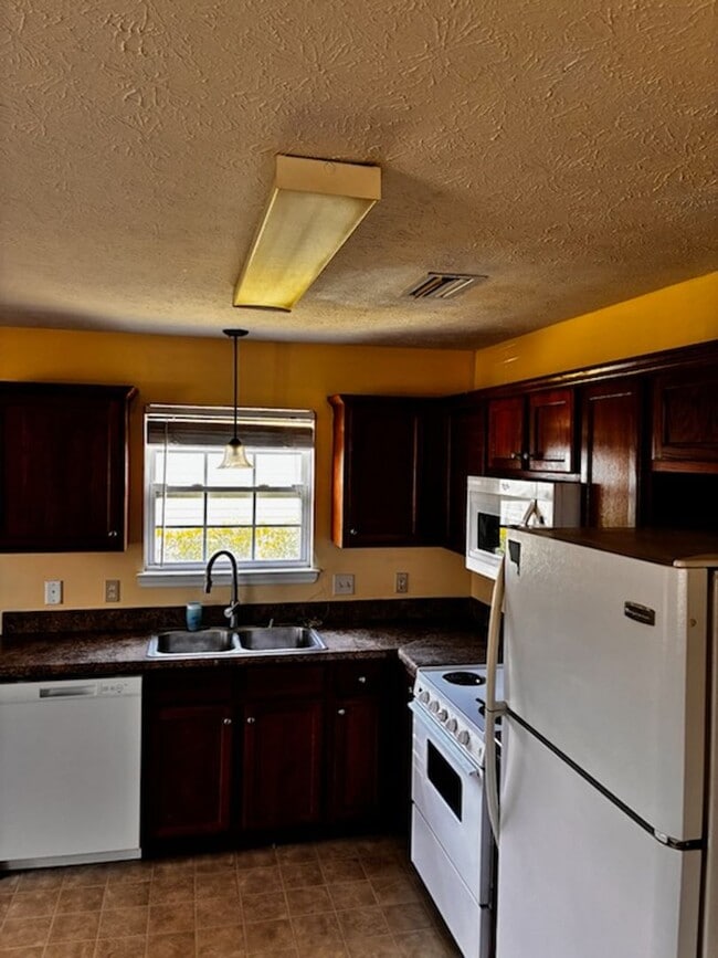 Building Photo - First two weeks free for approved applicant