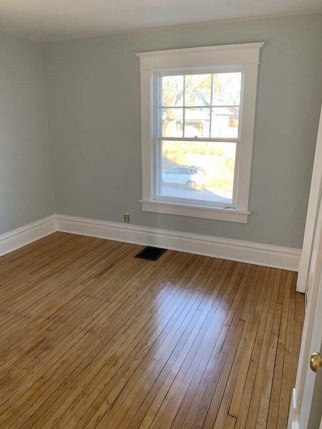 Building Photo - 628 37th St