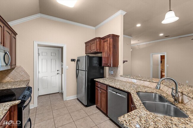 Building Photo - 126 Satinwood Cir