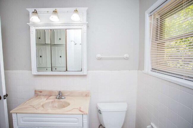 Building Photo - "Spacious 5-Bed Oasis with Granite Elegance & Hardwood Charm in Lubbock!"