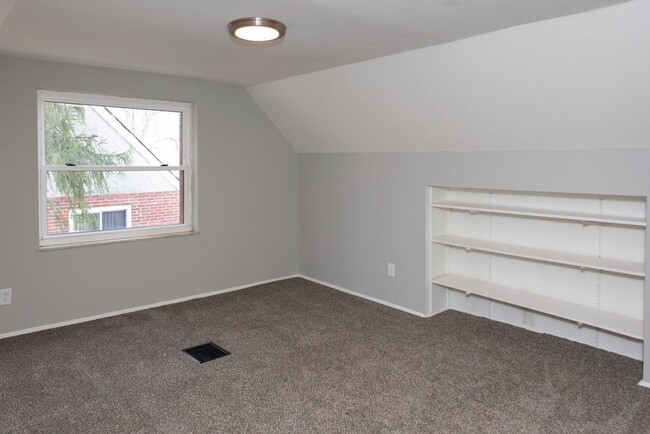 Building Photo - COVEDALE - 3+ bedroom brick cape cod  with one garage built in garage