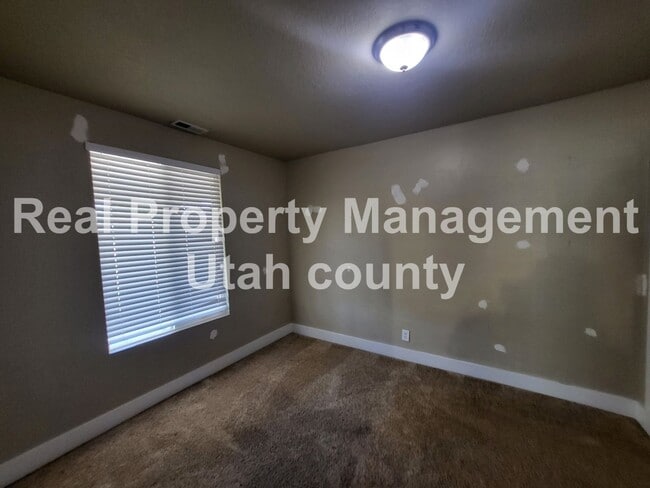 Building Photo - Pet Friendly Home in Provo