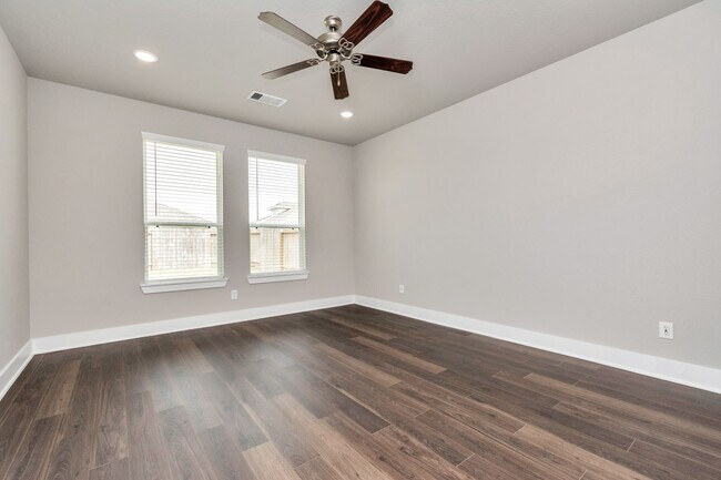 Building Photo - Live Oak