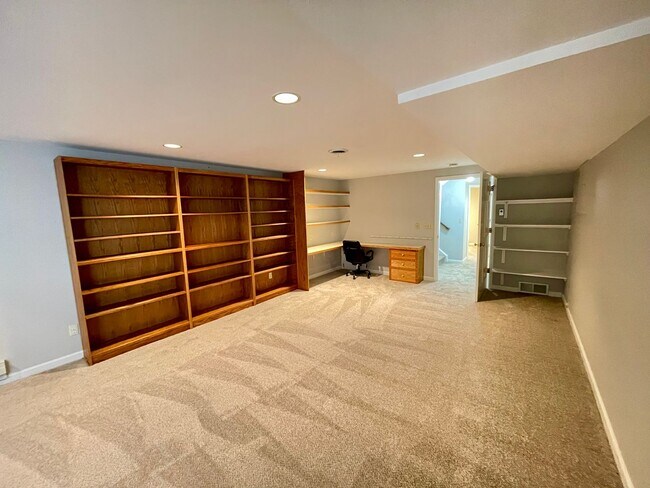 Building Photo - Beautifully Updated 3-Bed, 3-Bath Townhome...