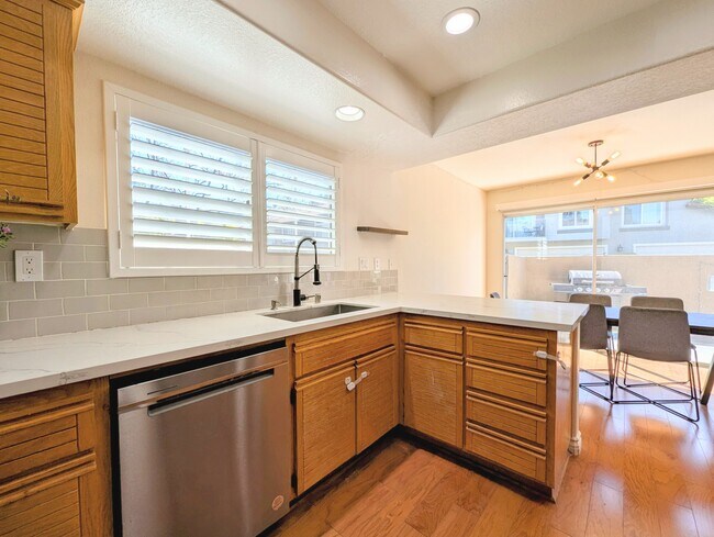 Building Photo - 639 S Dewberry Ln