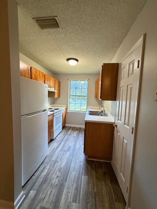 Building Photo - 302 Admiral's Walk Dr