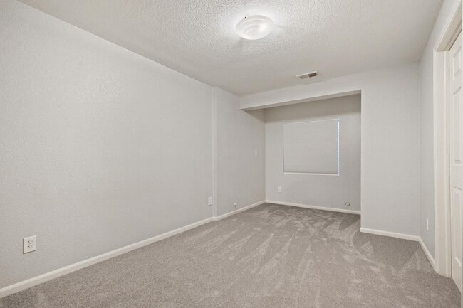 Building Photo - Updated 3-Bedroom Townhome in Ideal Location