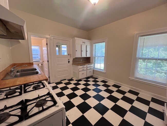 Building Photo - Single Family Heritage Hill Home! Two Bedr...
