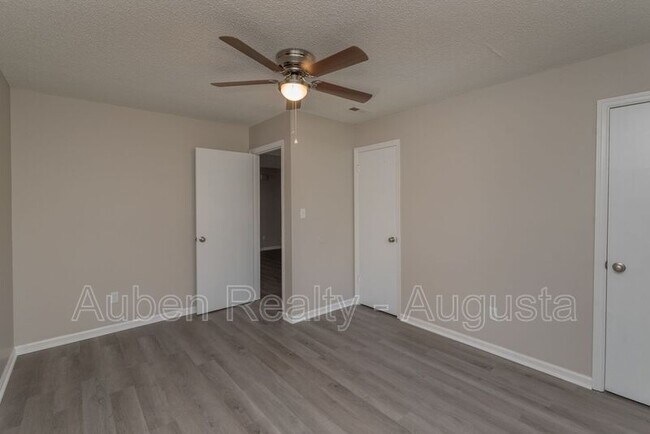 Building Photo - 1546 Hamilton Dr
