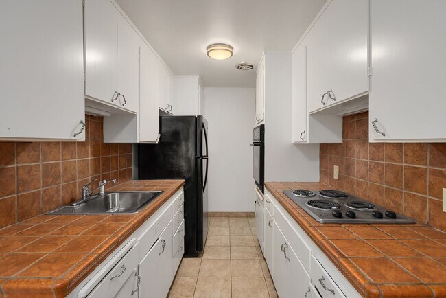 Building Photo - *2 Weeks of Free Rent Promotion!* BEAUTIFU...