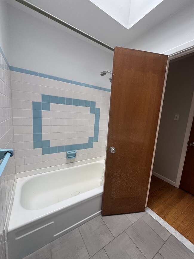 Building Photo - 10008 Jeanes St