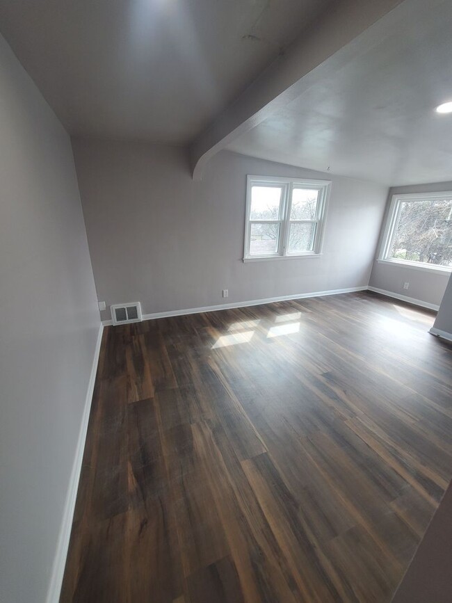 Building Photo - 159 S 78th St