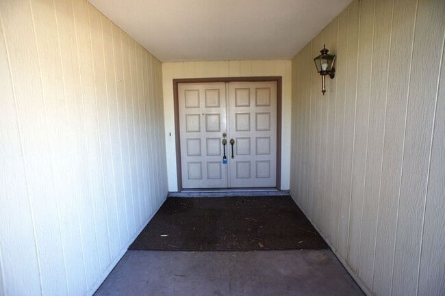 Building Photo - 2920 N La Chiquita Ave