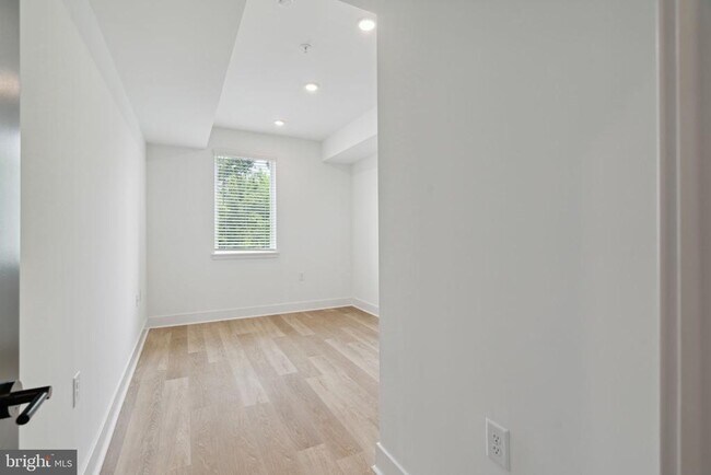 Building Photo - 1419 W Grange Ave