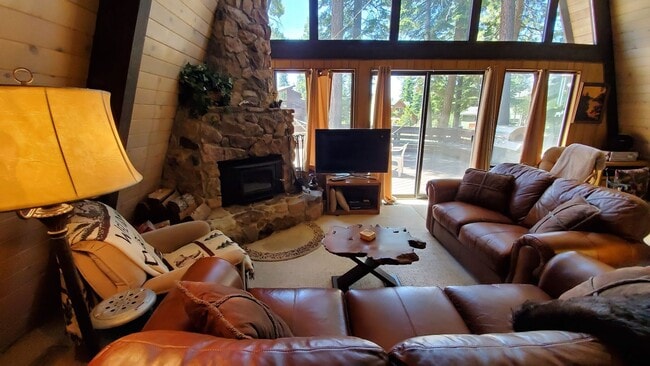 Building Photo - Spacious and Bright Cottage on Quiet Cul-d...