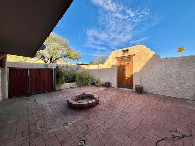 Building Photo - One-of-a-Kind 3 bed 2 bath on Phoenix Moun...