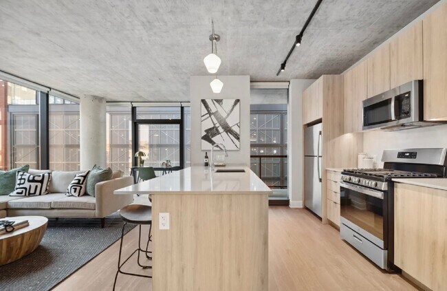 Building Photo - 1047 W Van Buren St