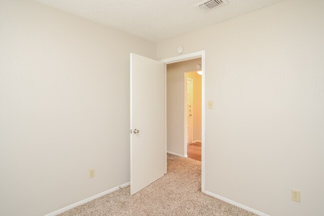 Building Photo - 2710 Village Ct