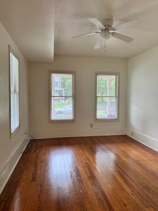 Living room - 911 Campbell Ave SW