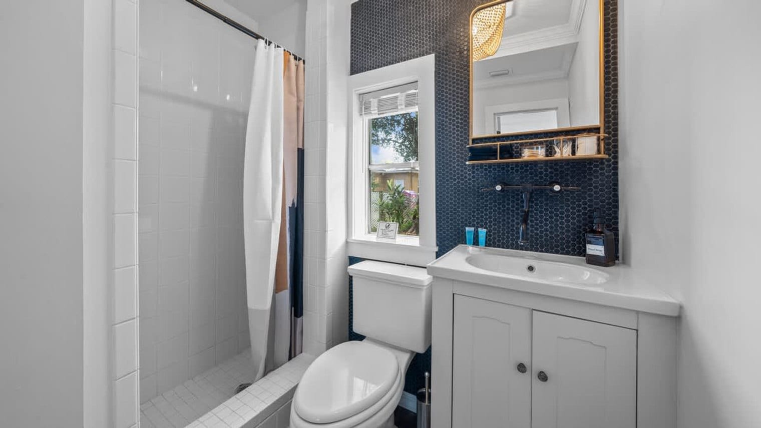 Building Photo - 720 1/2 West Woodlawn Avenue-SI ID1271928P