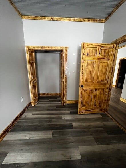 Building Photo - 7551 Riverside Dr