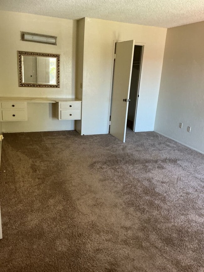 Building Photo - Townhome 3 bedroom 2 bath