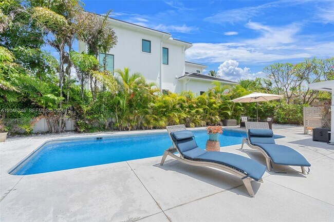 Building Photo - 9940 W Bay Harbor Dr