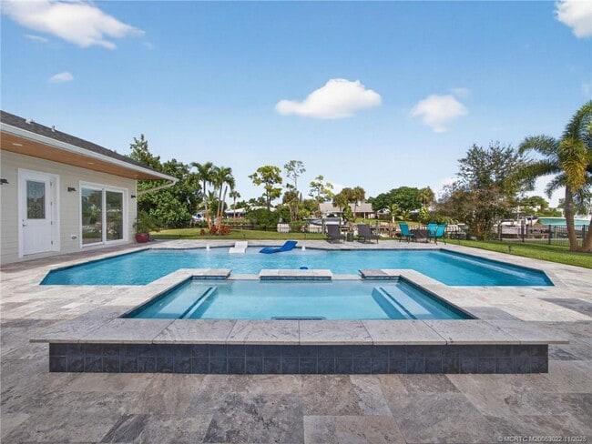 Building Photo - 724 NW Spruce Ridge Dr