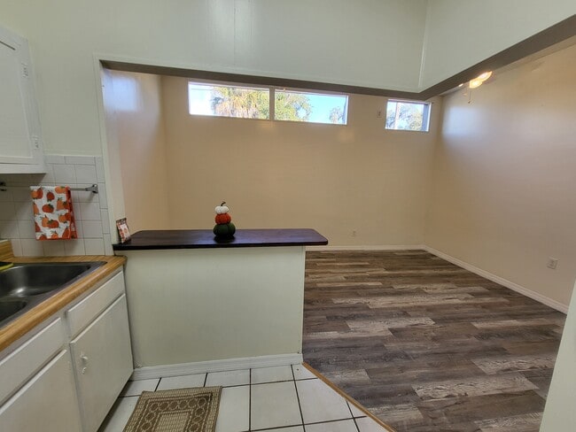 Building Photo - 207 W King St