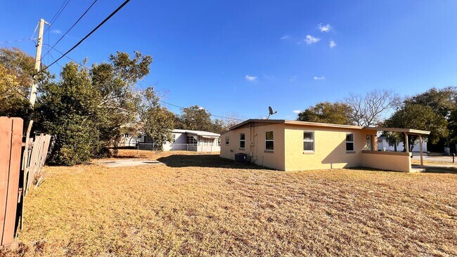 Building Photo - $300 off of a month of rent! Charming 3-Bedroom Home in Deltona! – Pets Welcome (Up to 30 lbs) – ...