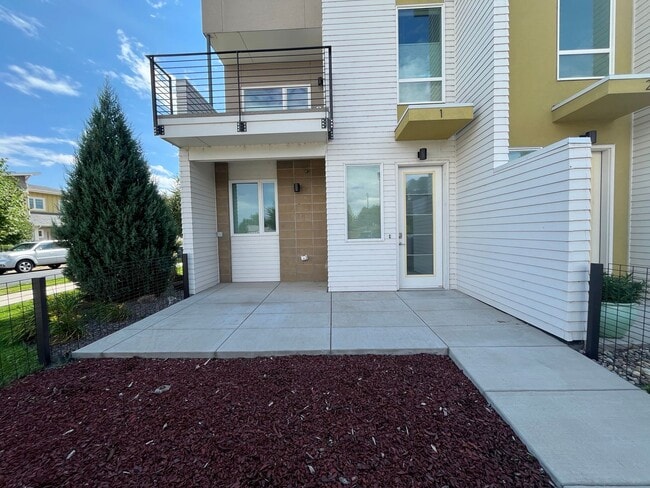 Building Photo - Beautiful Modern Townhouse in North Fort C...