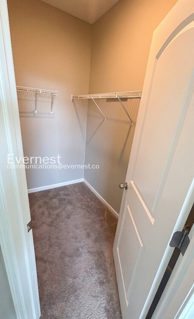 Building Photo - 3 Bed/2 Bath Home with Garage / Pet-Friendly / Vouchers Accepted / Available Now!