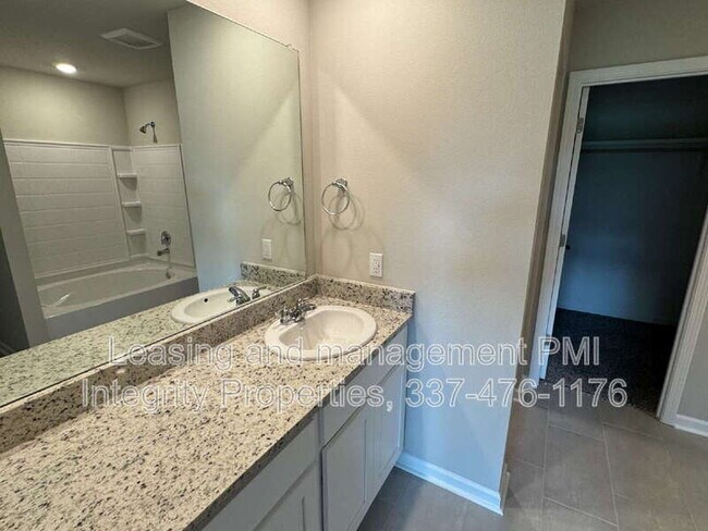 Building Photo - 226 Oak Heights
