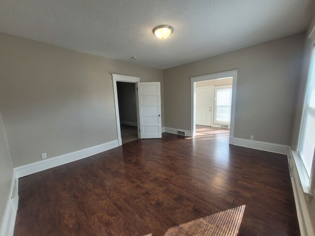 Building Photo - 6 Bedroom Home with large yard, washer/dry...