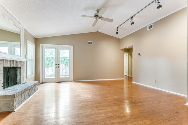 Building Photo - 4-BEDROOM IN BLOSSOM PARK