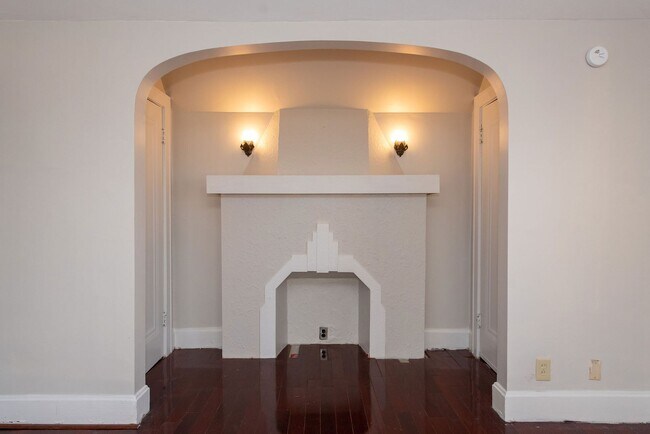 Building Photo - Beautifully updated Tudor style duplex. Up...