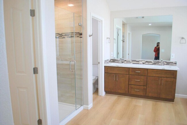 Building Photo - Updated Detached Home in Gated Fleur Du Mo...
