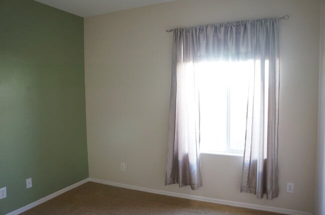 Building Photo - BEAUTIFUL 4 BEDROOM HOME IN SILVERSTONE CO...